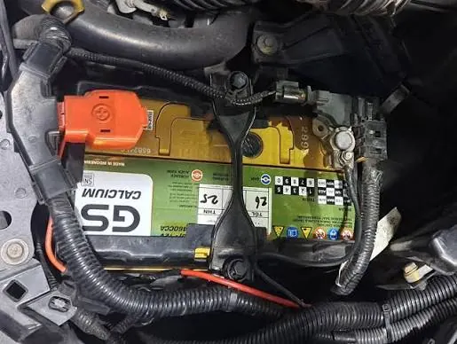 Aki GS Calcium terpasang di ruang mesin mobil